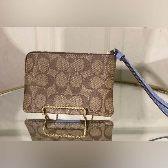 🚨COACH: NEVER USED! | Corner Zip Wristlet - Picture 5 of 11